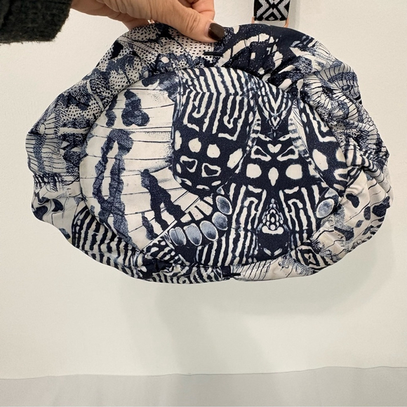 Lululemon | Wanderlust Diversity Bag 2015 | Winged Mosaic White Blue | NWOT - Picture 11 of 16